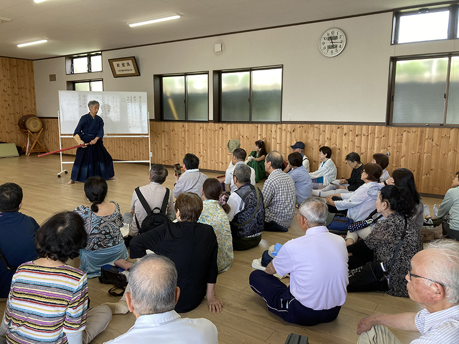 道場で新陰流の解説をする宮川