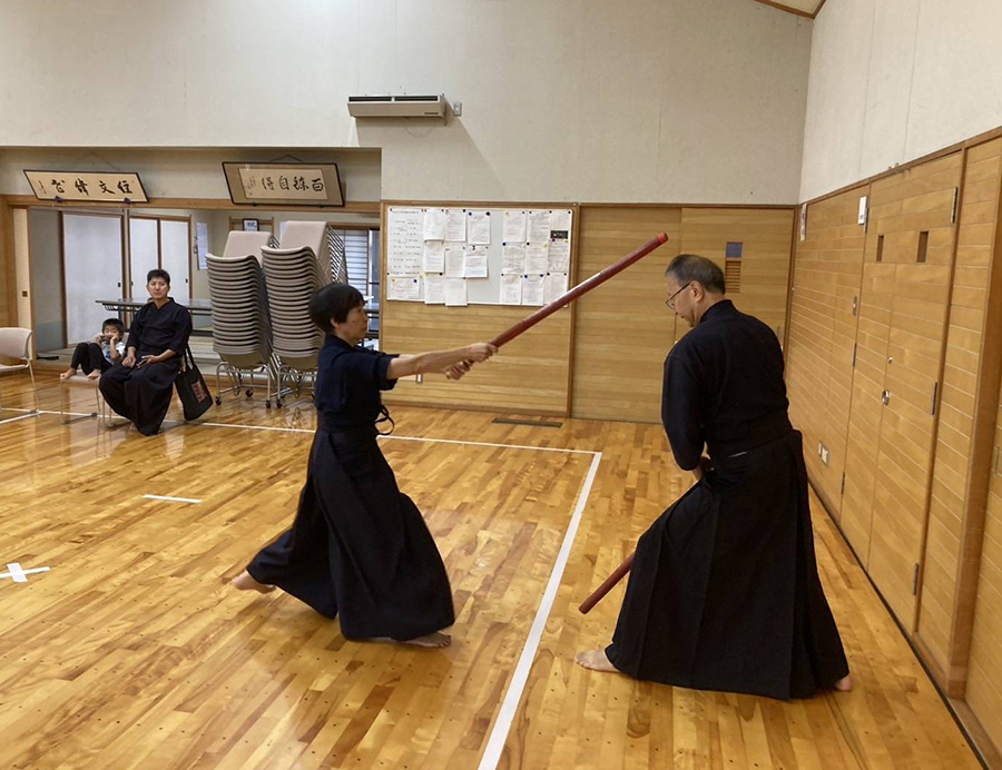 渡辺先生に打ち込む大木=左